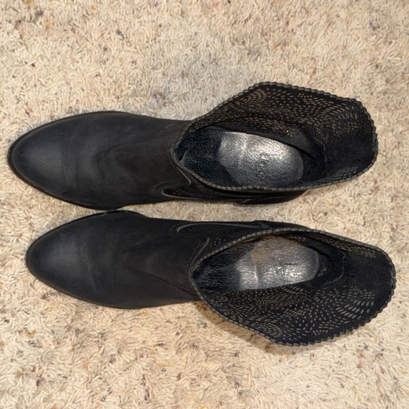 EUC UGG Thames Seaweed Perf Perforated Eyelet Ankle Boot Black Size 7.5 - Picture 3 of 11